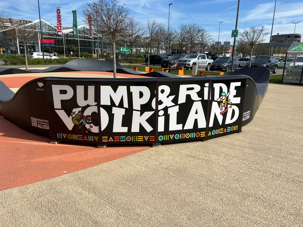 Ein Pumptrack vor dem Einkaufszentrum Volkiland in Volketswil.